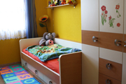 Kinderbett mit viel Platz zum Großwerden und Stauraum in drei großen Schubkästen 